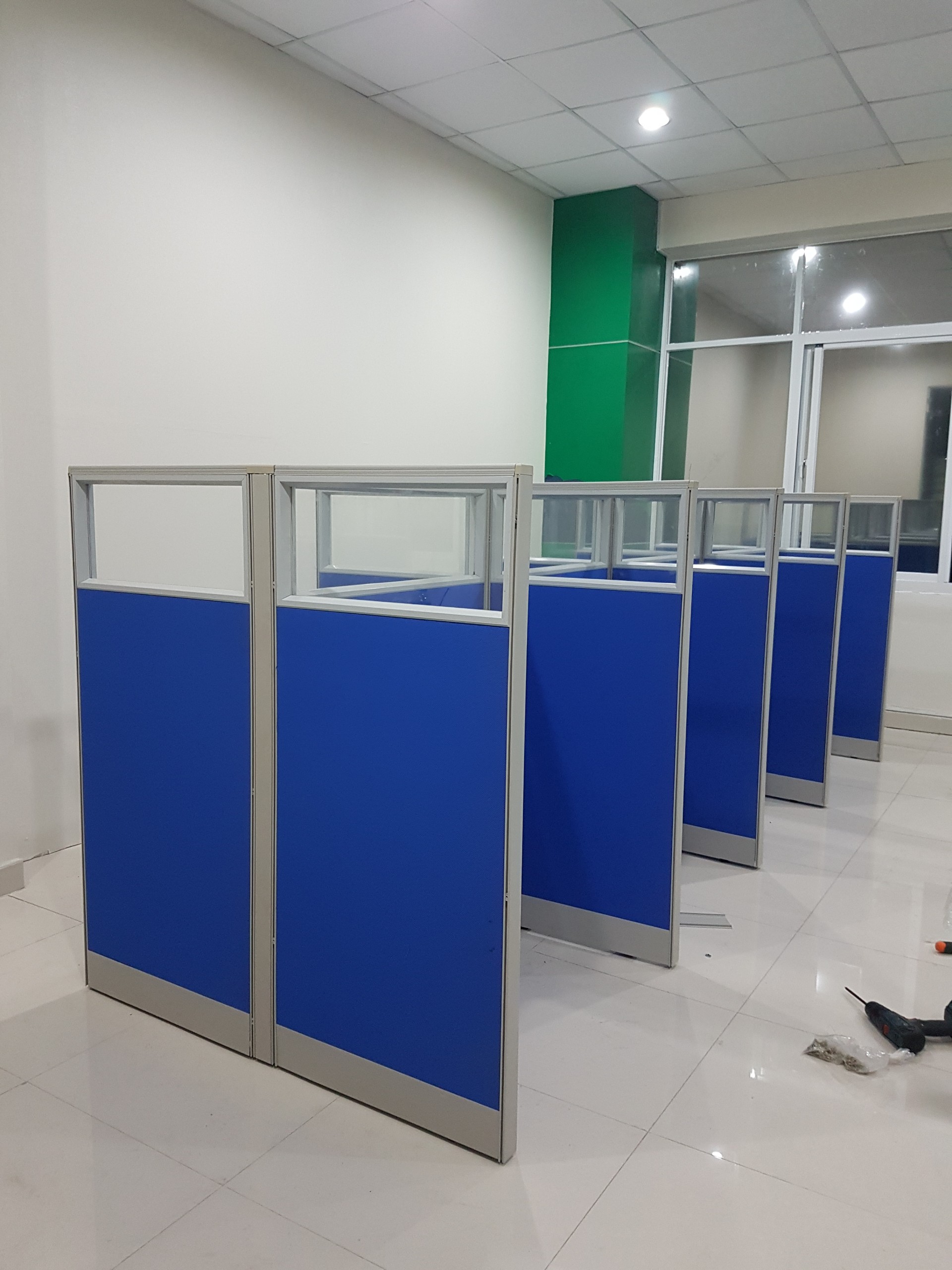 Vách ngăn bàn khung nhôm bọc nỉ VNNN-06